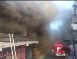 Asap Tebal Terlihat di Pasar Raya Padang, Tim Damkar Dikerahkan