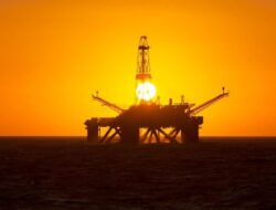 Badai Rafael Dorong Kenaikan Harga Minyak Mentah