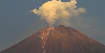 Waspada, 10 Erupsi Gunung Semeru Terjadi dalam 8 Jam