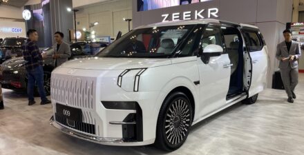 Zeekr kenalkan 2 mobil listrik premium seri X dan 009, harganya Rp2 miliaran.