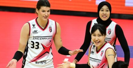 Red Sparks vs Pink Spiders