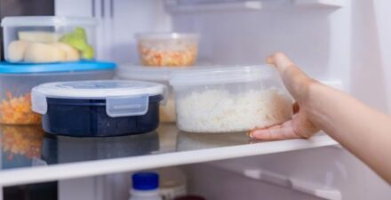 Ilustrasi. Tren menyimpan nasi di dalam kulkas sempat viral di media sosial.