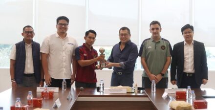 Hary Tanoesoedibjo menyambut Timnas Futsal Indonesia di iNews Tower