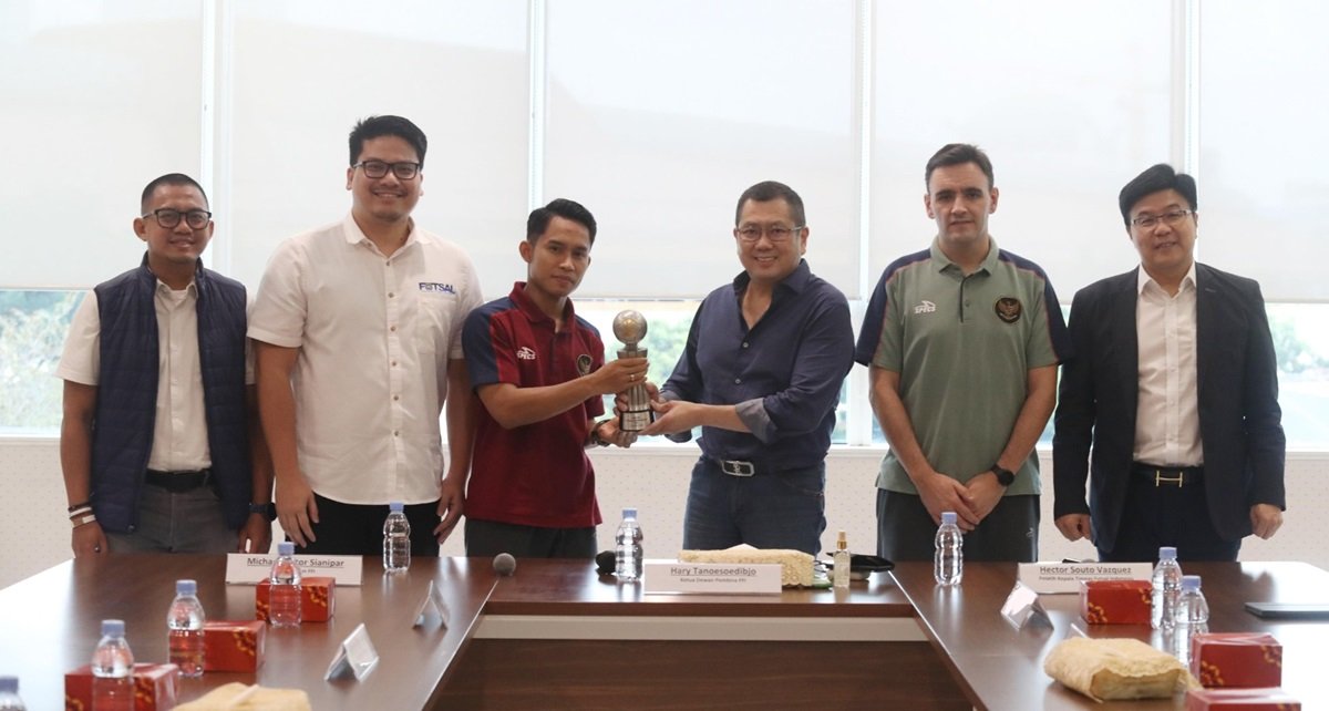 Hary Tanoesoedibjo menyambut Timnas Futsal Indonesia di iNews Tower