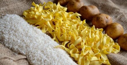 Ilustrasi nasi atau beras, pasta, dan kentang. Makanan yang tinggi karbohidrat.