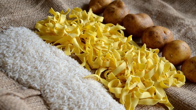 Ilustrasi nasi atau beras, pasta, dan kentang. Makanan yang tinggi karbohidrat.
