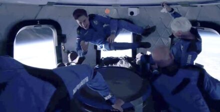 Salah satu orang terkaya di dunia Jeff Bezos kala melakukan perjalanan ke luar angkasa pada 2021.