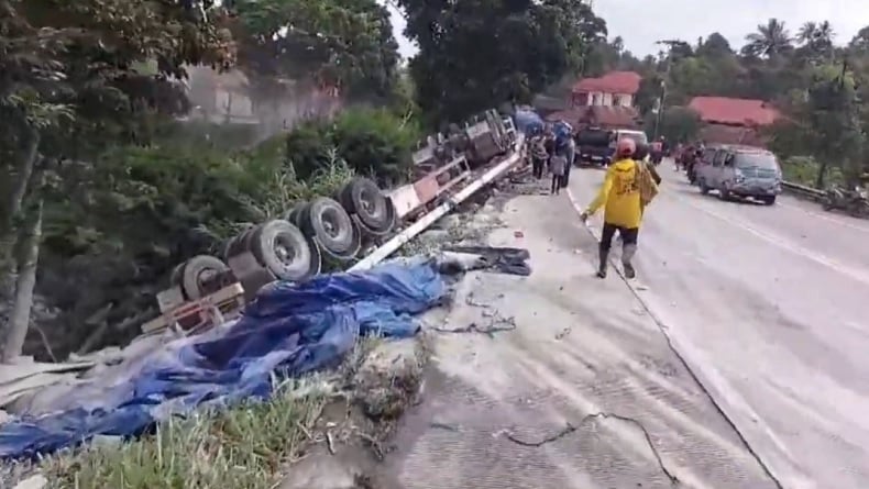 Kecelakaan Truk Semen