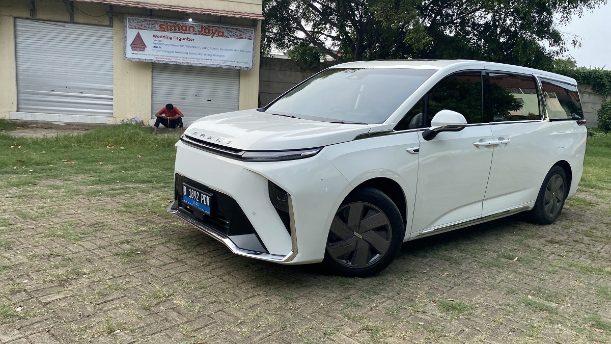 Ridwan Kamil dan Suswono kompak pakai mobil listrik saat kampanye akbar