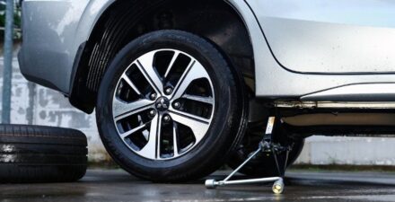 Ini penyebab ban mobil terkunci dan solusinya.