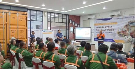 Direktur SDM PT Pelindo Terminal Petikemas Ady Sutrisno memberikan pengarahan kepada para TKBM tentang pemahaman safety di terminal.