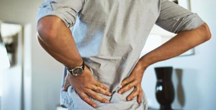 7 Cara Alami Mengatasi Saraf Kejepit yang Bisa Dilakukan di Rumah