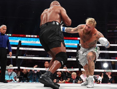 Jake Paul Menang Telak atas Mike Tyson
