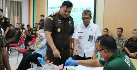 Puluhan Pegawai Kejari Aceh Singkil Jalani Tes Urine