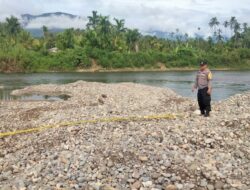 Pihak Kepolisian memasang Garis Polisi di Lokasi Galian C ilegal Solok Selatan