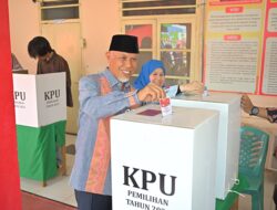 Gubernur Mahyeldi dan Wagub Audy Salurkan Hak Pilih pada Pilkada 2024, Imbau Masyarakat Jaga Suasa Tetap Kondusif