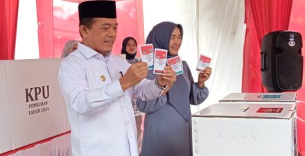 Gubernur Al Haris Beserta Isteri Mencoblos di TPS 16 Kenali Besar Kota Jambi