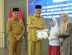 Gubernur Mahyeldi Serahkan Penghargaan untuk 76 Pelajar Hebat Sumbar Berprestasi Nasional dan Internasional 2024