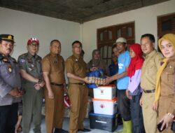 Sekdako Rida Ananda Serahkan Bantuan Kepada Aulia Chandra Korban Kebakaran