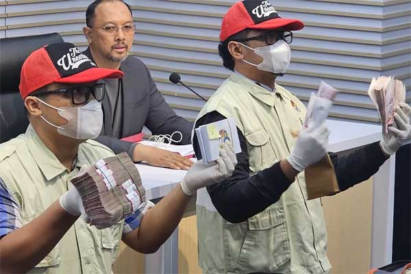 Gubernur Bengkulu ditangkap KPK terseret kasus pemerasan anak buah.