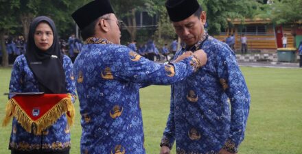 Upacara HUT KORPRI ke 53, Pj Wako Suprayitno Sematkan Satya Lencana Karya Satya 30 Tahun Kepada Delni Putra