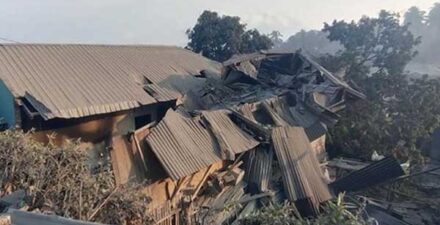 Dampak letusan Gunung Lewotobi Laki-laki yang menutupi permukiman warga dengan abu vulkanis. (Foto: BNPB)