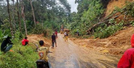 Setelah Ditimbun Longsor, Jalur Vital Bancah Laweh, Pasaman Kembali Dibuka