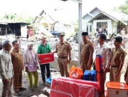 Sekdako Rida Ananda Serahkan Bantuan Kebakaran Di Kelurahan Sicincin