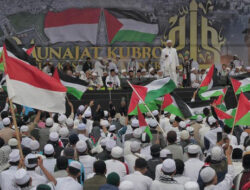 Rizieq Shihab Hadir di Reuni 212, Disambut Ribuan Massa
