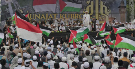 Rizieq Shihab Hadir di Reuni 212, Disambut Ribuan Massa