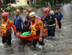Banjir Parah di Makassar, Tim SAR Evakuasi Warga Lansia