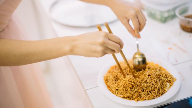 Ada beberapa cara sehat memasak mie instan.
