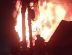 Petugas Gulkarmat Padamkan Api di Jalan Baladewa Kiri