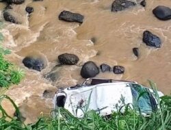 Kecelakaan Mobil Masuk Jurang 50 Meter di Malang, Pengemudi Patah Tulang