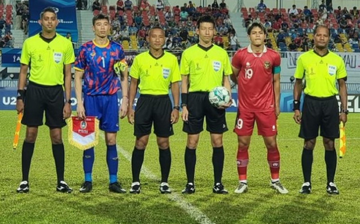 Hiroki Kasahara (tengah) akan memimpin laga Timnas Indonesia vs Laos di AMEC 2024.Hiroki Kasahara (tengah) akan memimpin laga Timnas Indonesia vs Laos di AMEC 2024.