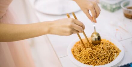 Hindari Kombinasi Makanan Ini dengan Mi Instan untuk Kesehatan yang Lebih Baik