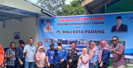 Pj Walikota Padang Resmikan Program Bedah Rumah di Koto Tangah