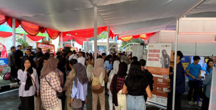 Pencari kerja menyerbu job fair di Gedung Paguyuban Pasundan, Kota Bandung.