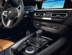 Mengemudi Manual, Hindari Kebiasaan Menahan Kopling untuk Perawatan Mobil
