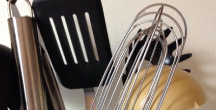 Ada bahaya di balik penggunaan alat masak plastik berwarna hitam.