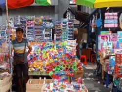 Trompet Plastik Jadi Favorit di Pasar Asemka Jelang Tahun Baru