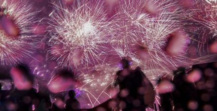 Ilustrasi pesta kembang api malam Tahun Baru.