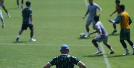 Bojan Hodak saat memantau sesi latihan Persib Bandung.