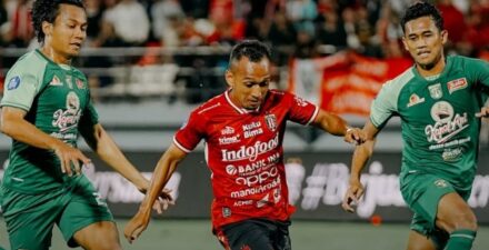 Bali United menang 2-0 atas Persebaya Surabaya di Liga 1 2024-2025.