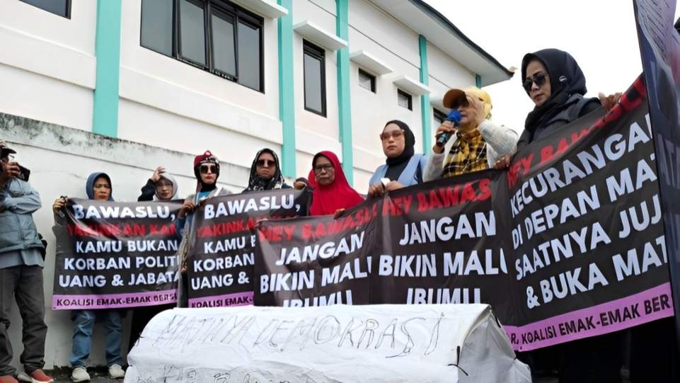 Rakyat Kabupaten Bandung Bersatu saat menggelar demonstrasi pada Senin (2 Desember 2024) di Alun-Alun Kabupaten Bandung. (Dok. Istimewa)