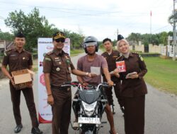 Kejari Aceh Singkil Peringati Harkodia dengan Upacara dan Pembagian Simbol Anti-Korupsi