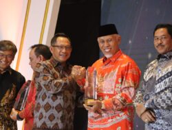 Pemprov Sumbar Raih Penghargaan Terbaik Nasional Bidang Pelayanan Publik dari Kemendagri