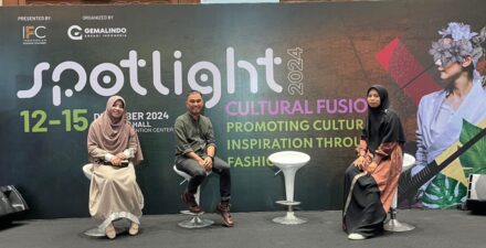 Kolaborasi Dekranasda Payakumbuh Bersama Desainer Megi, Muthis dan D’Fitra Nats Tampil SpotLight Indonesia 2024