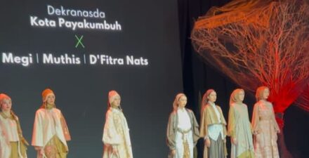 Fashion Tenun Balai Panjang Dan Batik Payakumbuh Tampil Islami, Pukau Ribuan Mata Penonton Spotlight 2024