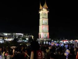 Arus Lalu Lintas Dialihkan, Jam Gadang Bukittinggi Ramai Pengunjung
